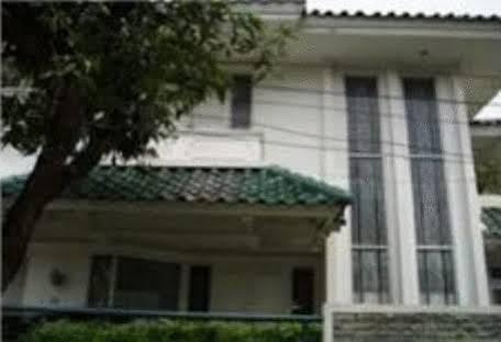 Bangka Bed And Breakfast จาการ์ตา ภายนอก รูปภาพ